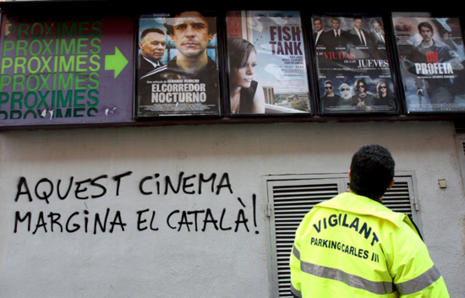 Los exhibidores protestan con el cierre contra la futura  Ley del Cine de Cataluña, que  obliga a doblar o subtitular al catalán la mitad de las películas que se exhiban allí.