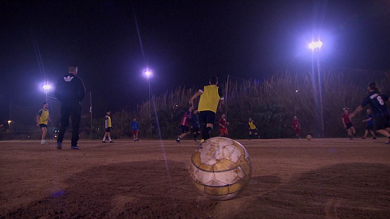 Entrenar en un camp de terra a l'espera del PAI de Benimaclet