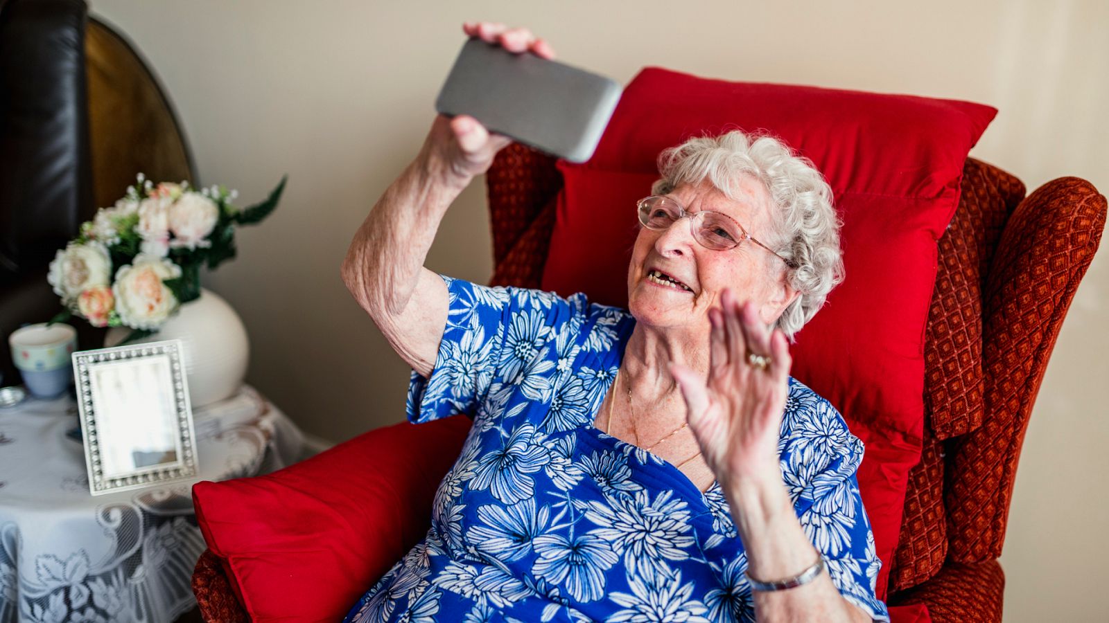 Hablando claro - El nuevo teléfono adaptado a personas de la tercera edad - Ver ahora