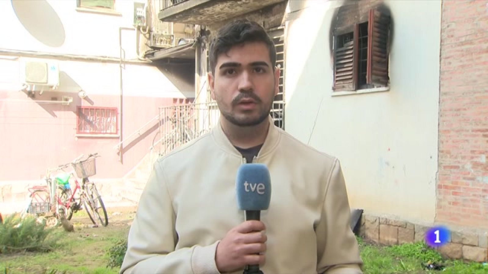 23 heridos en el incendio de un bloque de viviendas en Salt, Girona -Ver ahora