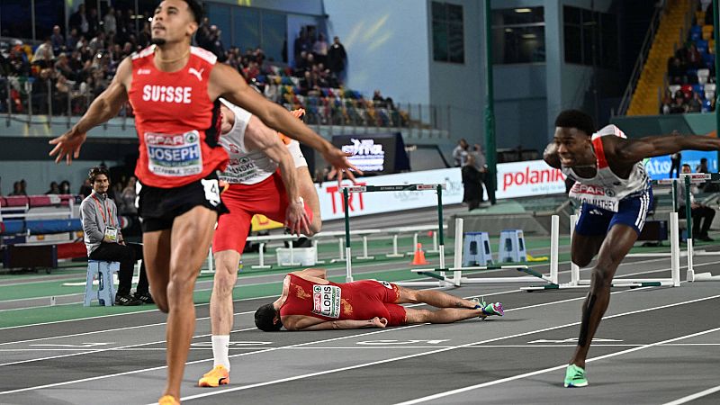 Quique Llopis pierde la consciencia tras carse en la final de 60 m vallas del Europeo de pista cubierta -- Ver ahora