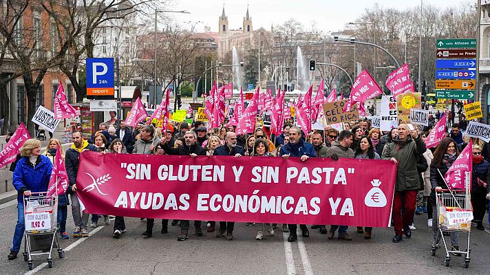 Telediario Fin de Semana - Las personas celiacas se manifiestan para denunciar los altos precios de los productos sin gluten y piden ayudas