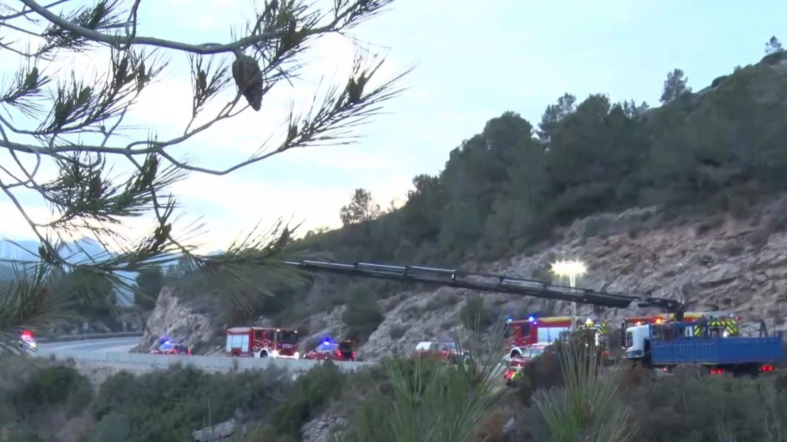 Mueren tres menores al caer un coche por un barranco e incendiarse en Camarles, Tarragona - Ver ahora