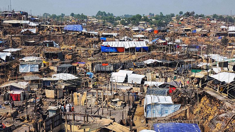 Un incendio en un campamento de Bangladesh deja sin hogar a 12.000 rohingyas 