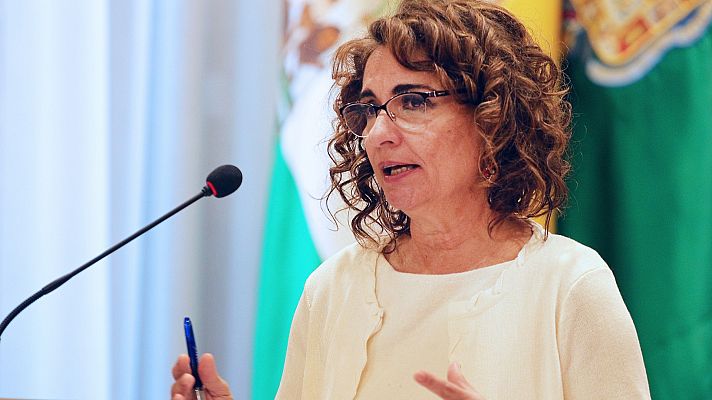 Telediario 1 - Críticas a Montero por decir que "los abuelos no quieren las pensiones para ellos" sino para ayudar a su familia