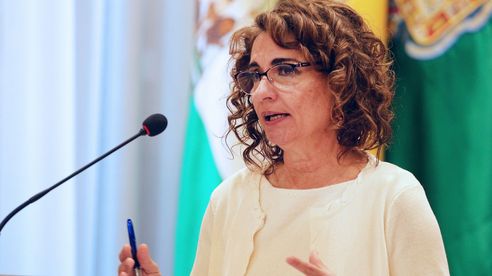 La ministra de Hacienda y Función Pública, María Jesús Montero, ha recibido críticas por decir que "los abuelos no quieren las pensiones para ellos" sino para ayudar a su familia.