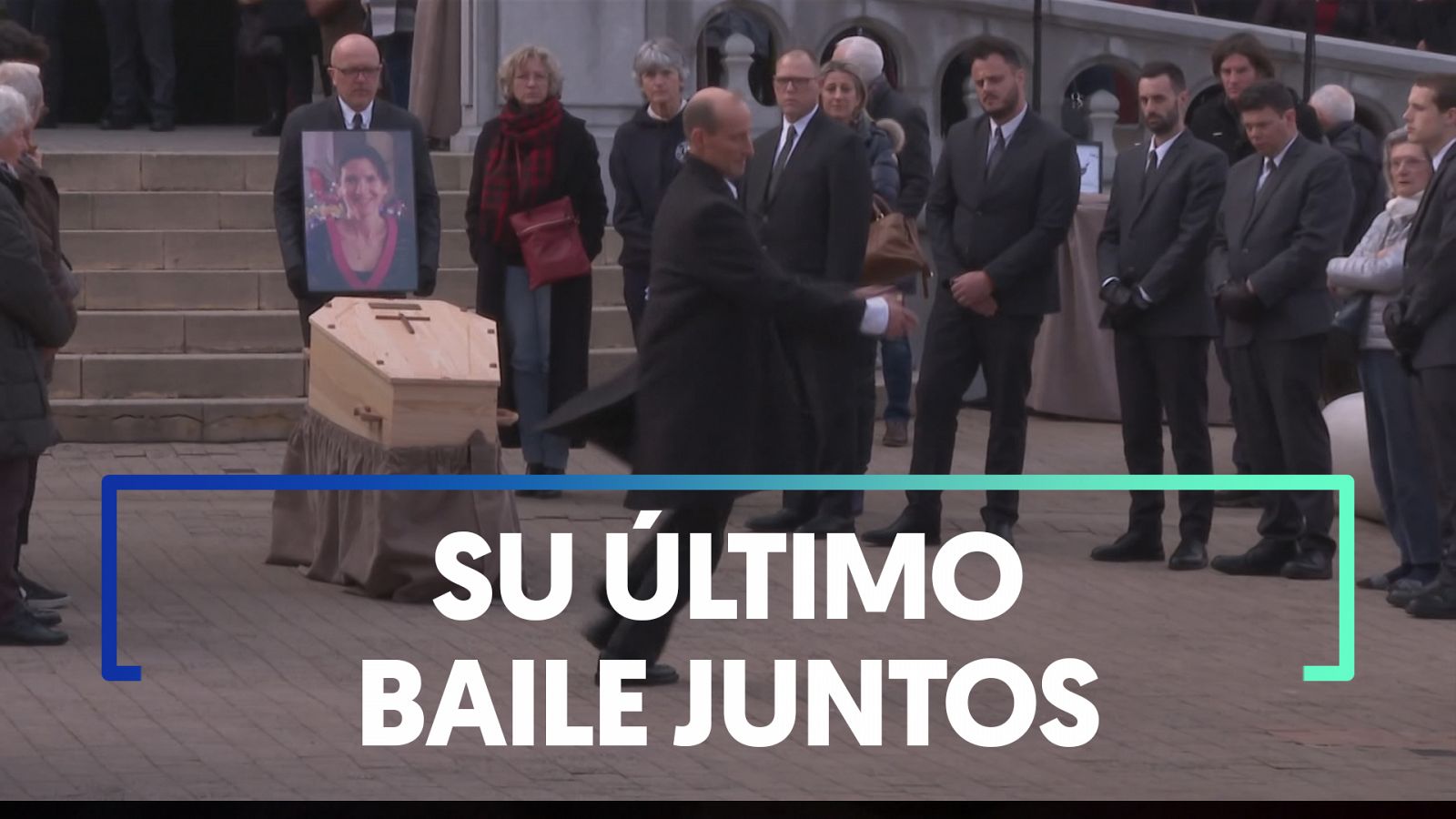 El viudo de una profesora asesinada por un alumno la despide bailando