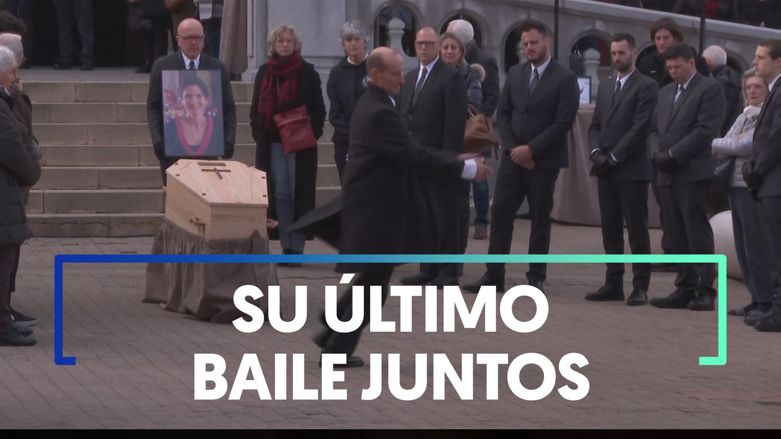 El viudo de una profesora asesinada por un alumno la despide bailando