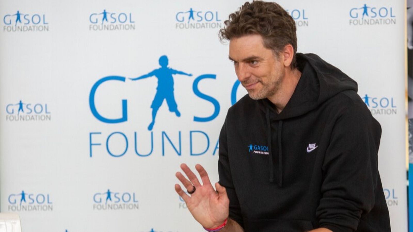 Pau Gasol se vuelca con los niños de su Fundación | Ver