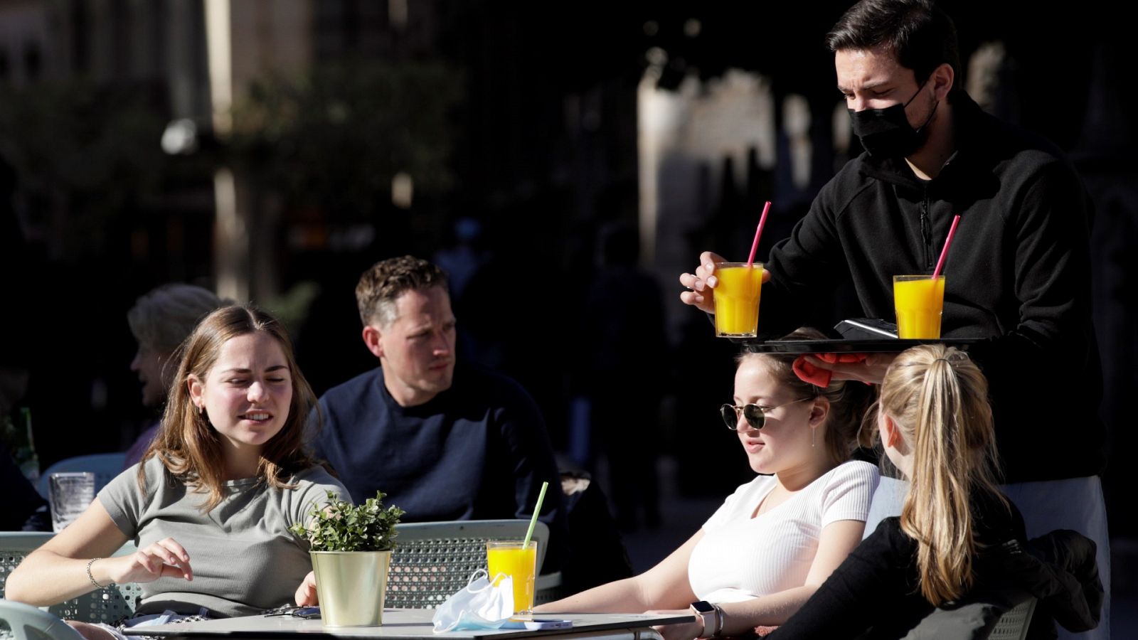 La hostelería, en busca de más camareros para las Fallas