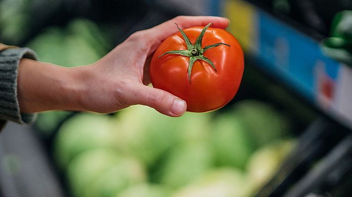  - ¿De quién depende la subida de la cesta de la compra? El recorrido de los tomates en la cadena alimentaria