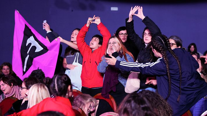 Telediario 1 - Feministas contra la 'ley trans' interrumpen el acto de Montero y le preguntan: "¿Qué es una mujer?"