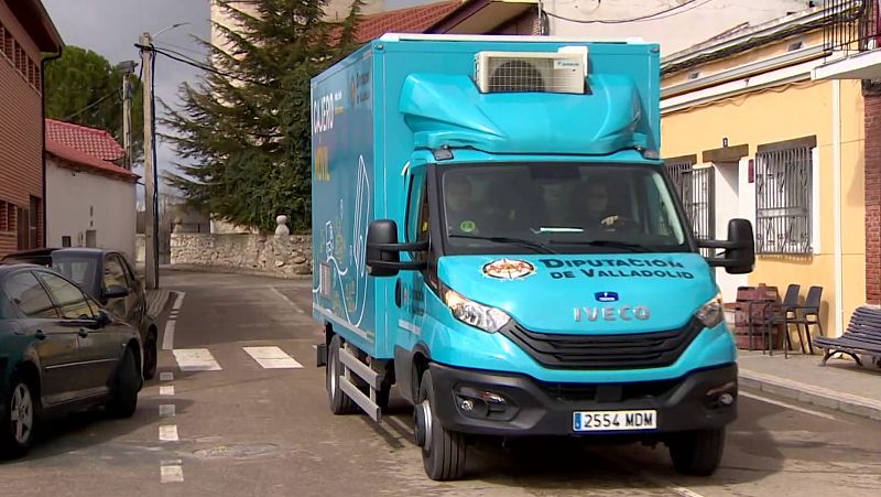 En la provincia de Valladolid han colocado un cajero en un camión y con él recorren pequeñas localidades para que sus habitantes puedan hacer operaciones bancarias sin tener que coger el coche.