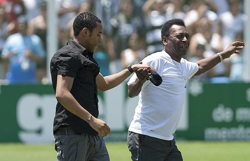 Robinho llega en helicóptero y de la mano de Pelé