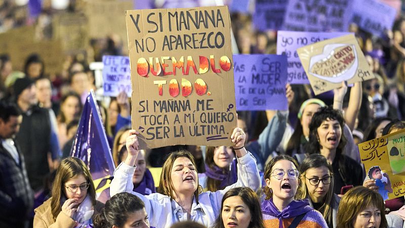 Miles de mujeres marchan en las manifestaciones de un 8M dividido