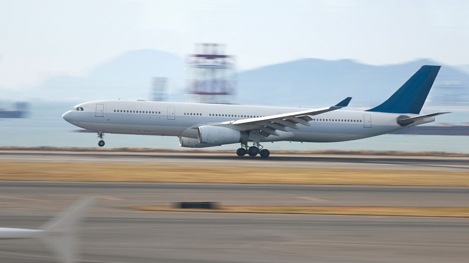 El viento complica los aterrizajes en Bilbao y también hay vuelos cancelados y desviados - Ver ahora