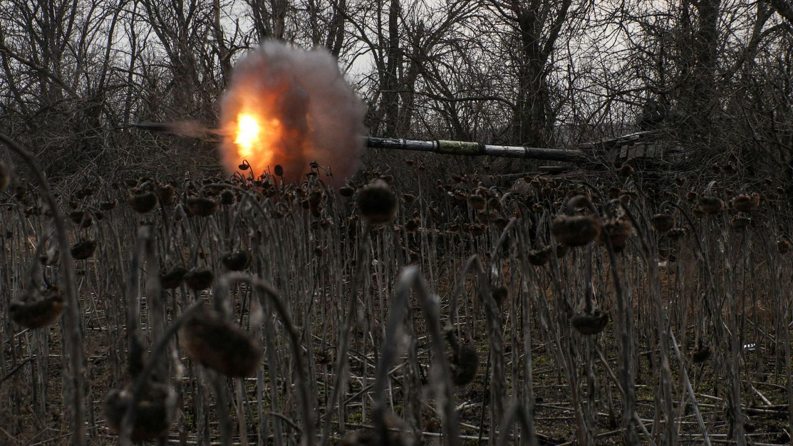 Las defensas ucranianas resisten en Bajmut al asedio ruso