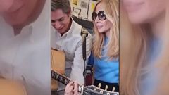Carlos Baute y Marta Sánchez sorprenden a los pasajeros cantando 'Colgando en tus manos'