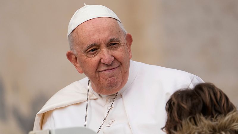 El papa Francisco abre la puerta a "revisar" el celibato