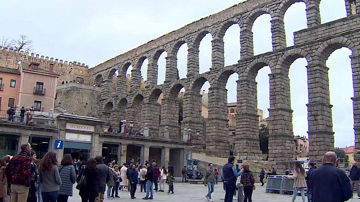 Sanciones por dañar el Acueducto de Segovia: hasta 3.000 euros por lanzar objetos