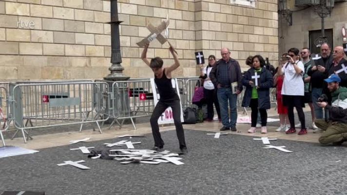 La protesta ofereix una actuació musical en record a les víctimes