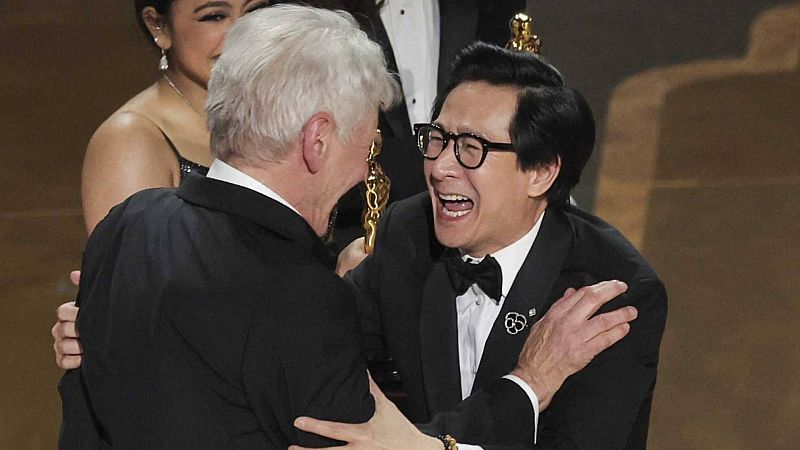 'Todo a la vez en todas partes' arrasa en los Oscar y se alza con siete de las 11 estatuillas