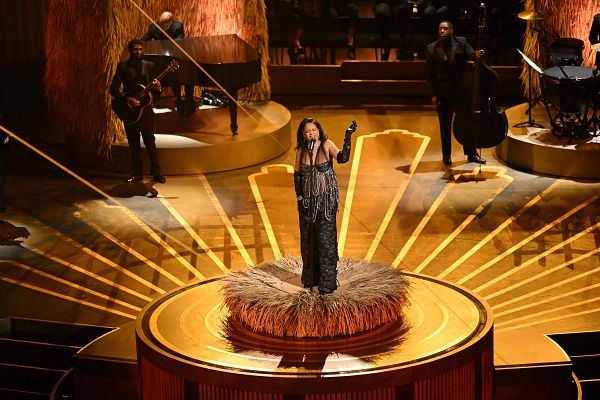 Telediario 1 - Oscar 2023: De la alfombra 'champán' a las actuaciones