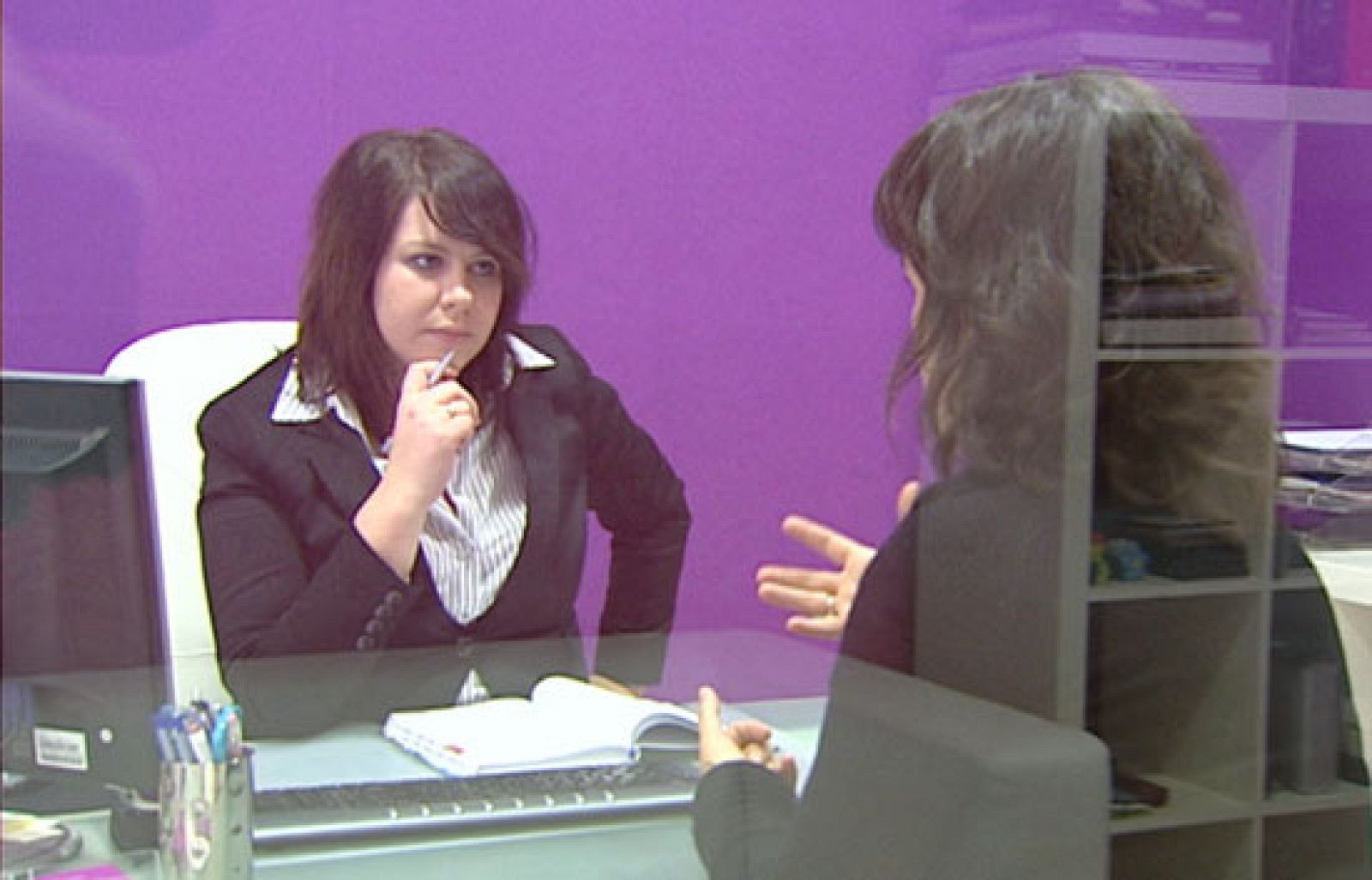 Para evitar que aumente la cifra de parados entre las mujeres inmigrantes, Cruz Roja ha puesto en marcha un programa gratuito de ayuda en colaboración con el Ministerio de Igualdad.  El objetivo es apoyarles para que consigan consolidar sus pequeñas empresas y negocios