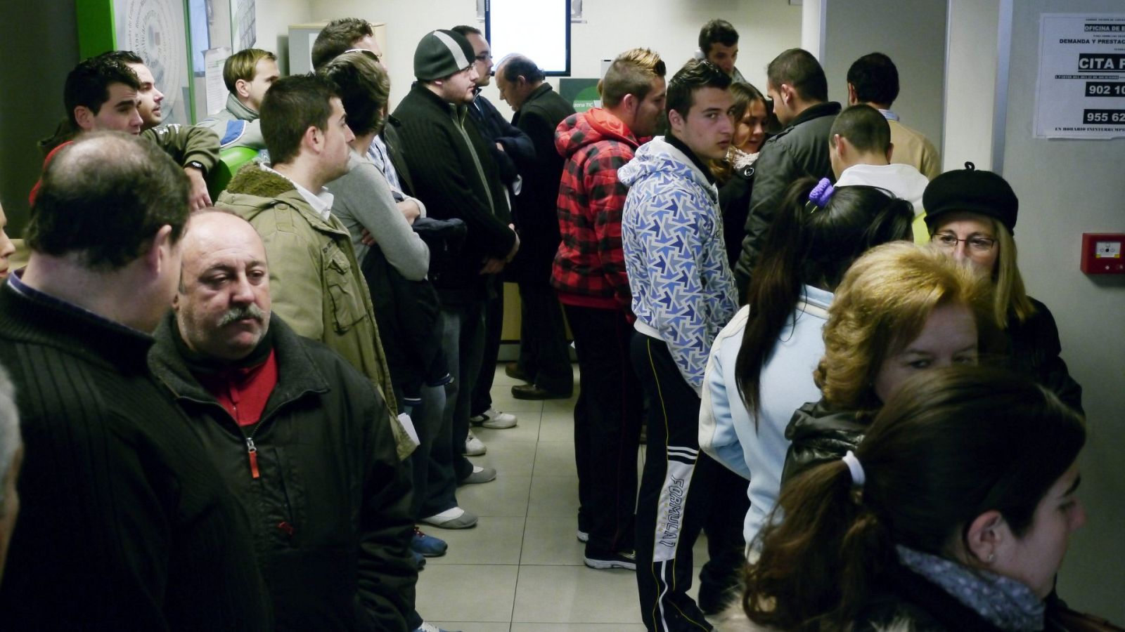 Atasco en las citas presenciales de la Seguridad Social: "Llevo tres meses intentándolo"