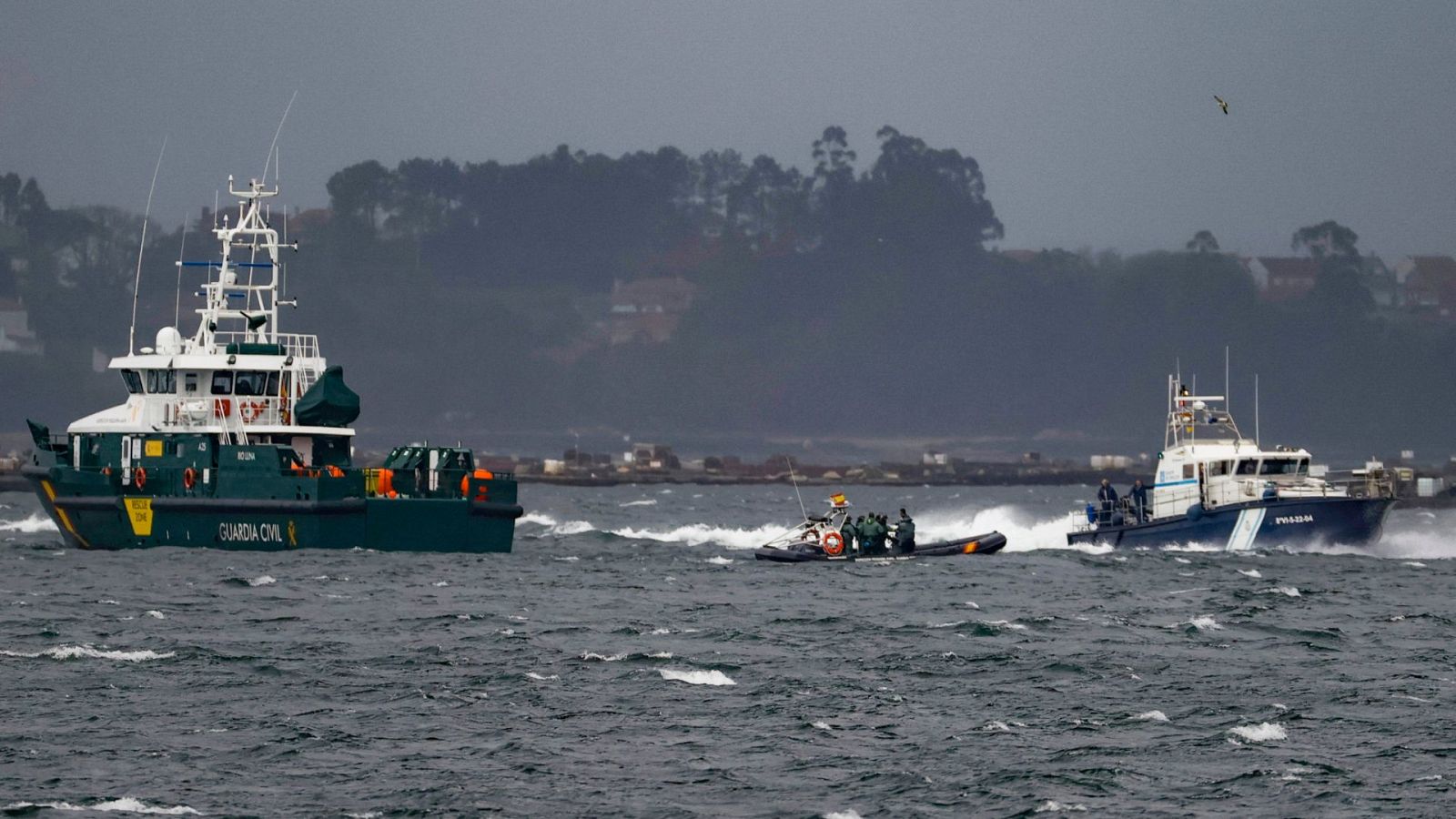 No han podido reflotar el narcosubmarino debido al fuerte oleaje y la zona fangosa donde está - Ver ahora