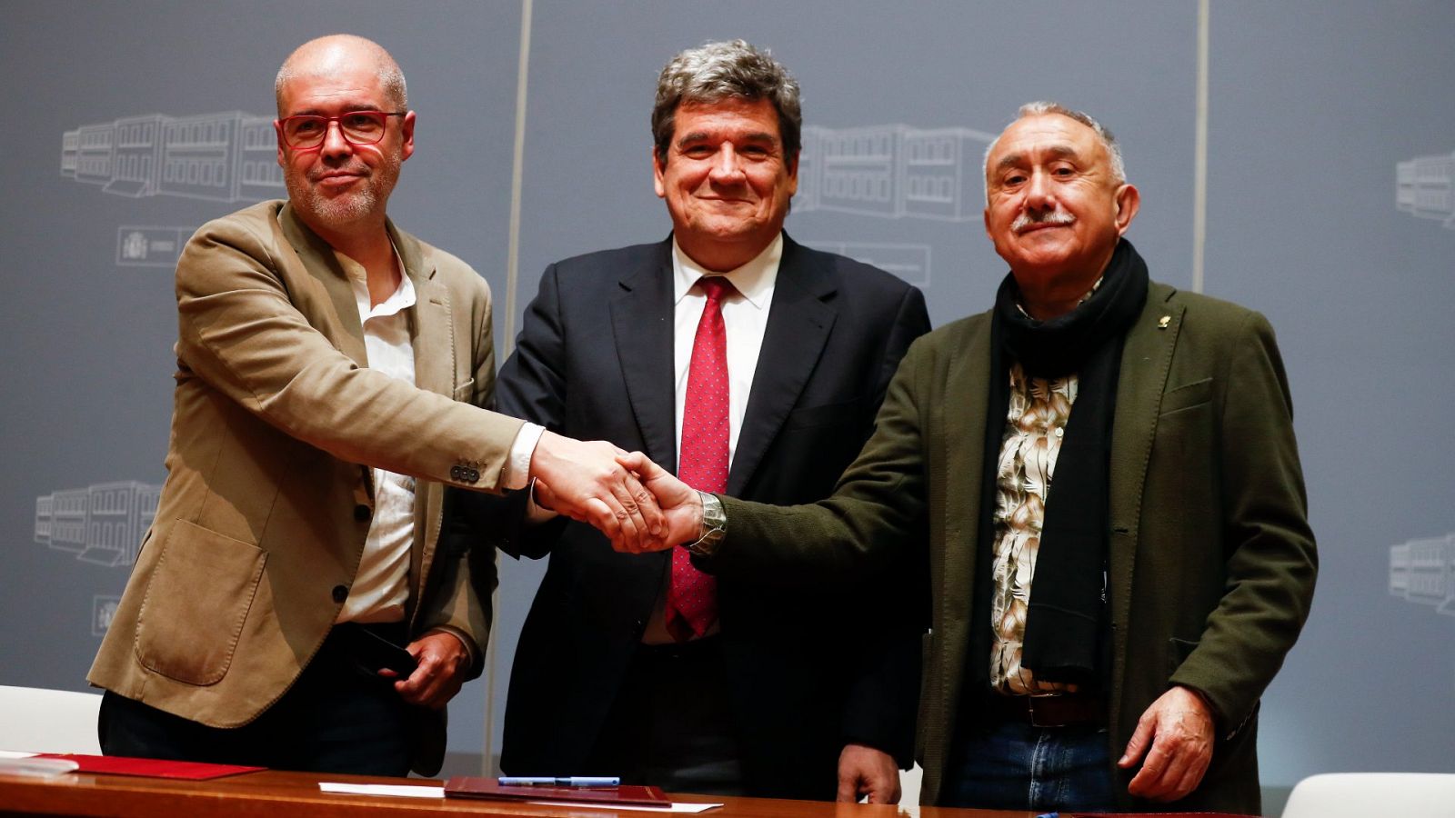 Gobierno y sindicatos firman un acuerdo para reformar las pensiones