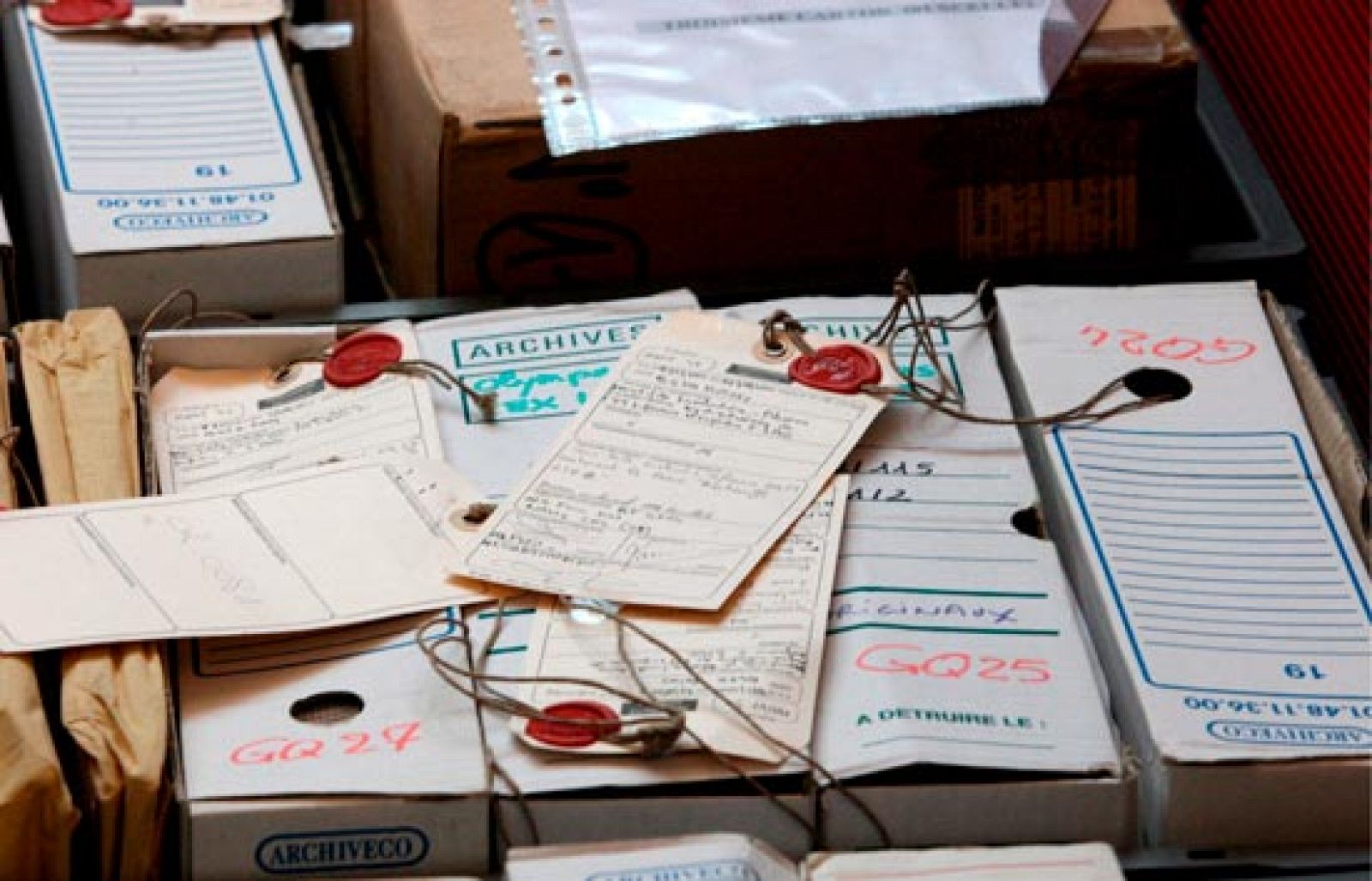 Ahora comienza el juicio para aclarar el accidente. Dos ingenieros del Concorde y un responsable de aviación civil se sientan en el banquillo.