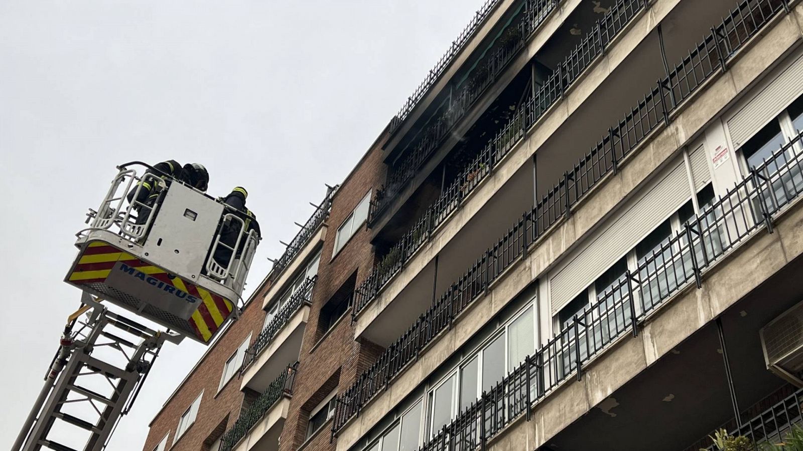 Mueren dos ancianos en el incendio de su piso en la zona de Ventas de Madrid