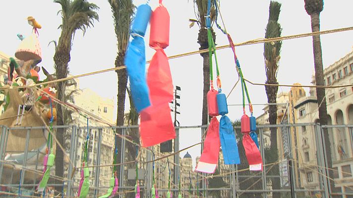 L'informatiu - Comunitat Valenciana - ¿Cómo se prepara una mascletà en la Plaza del Ayuntamiento?