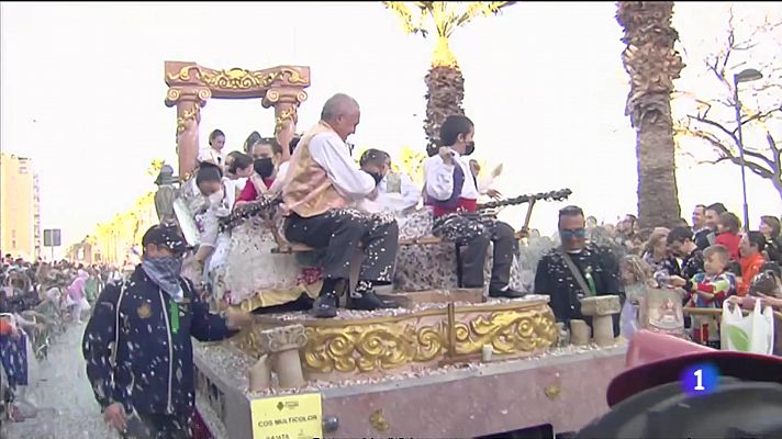 L'informatiu - Comunitat Valenciana - El cos multicolor va omplir els carrers de confeti