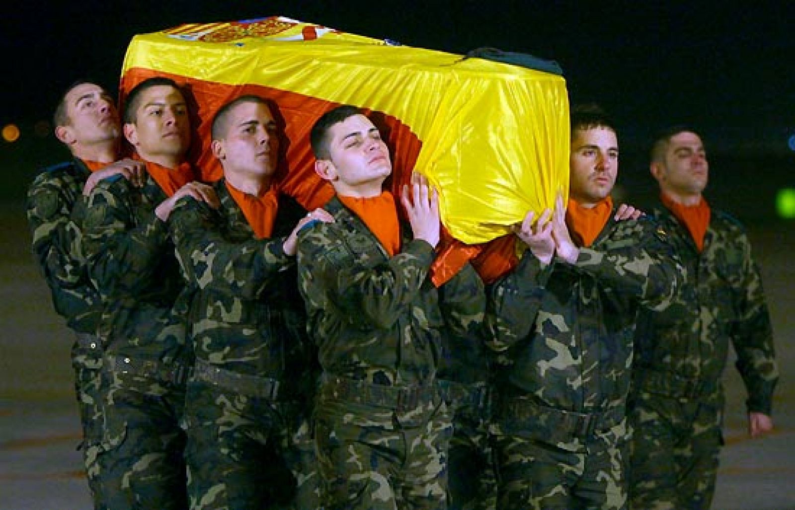 El avión de la Fuerza Aérea Española en el que viajan los restos mortales del soldado John Felipe Romero Meneses, vecino de Mollet del Valls (Barcelona) y fallecido tras un ataque terrorista en Afganistán, ha aterrizado poco antes de la medianoche en el aeropuerto de El Prat, en Barcelona.

