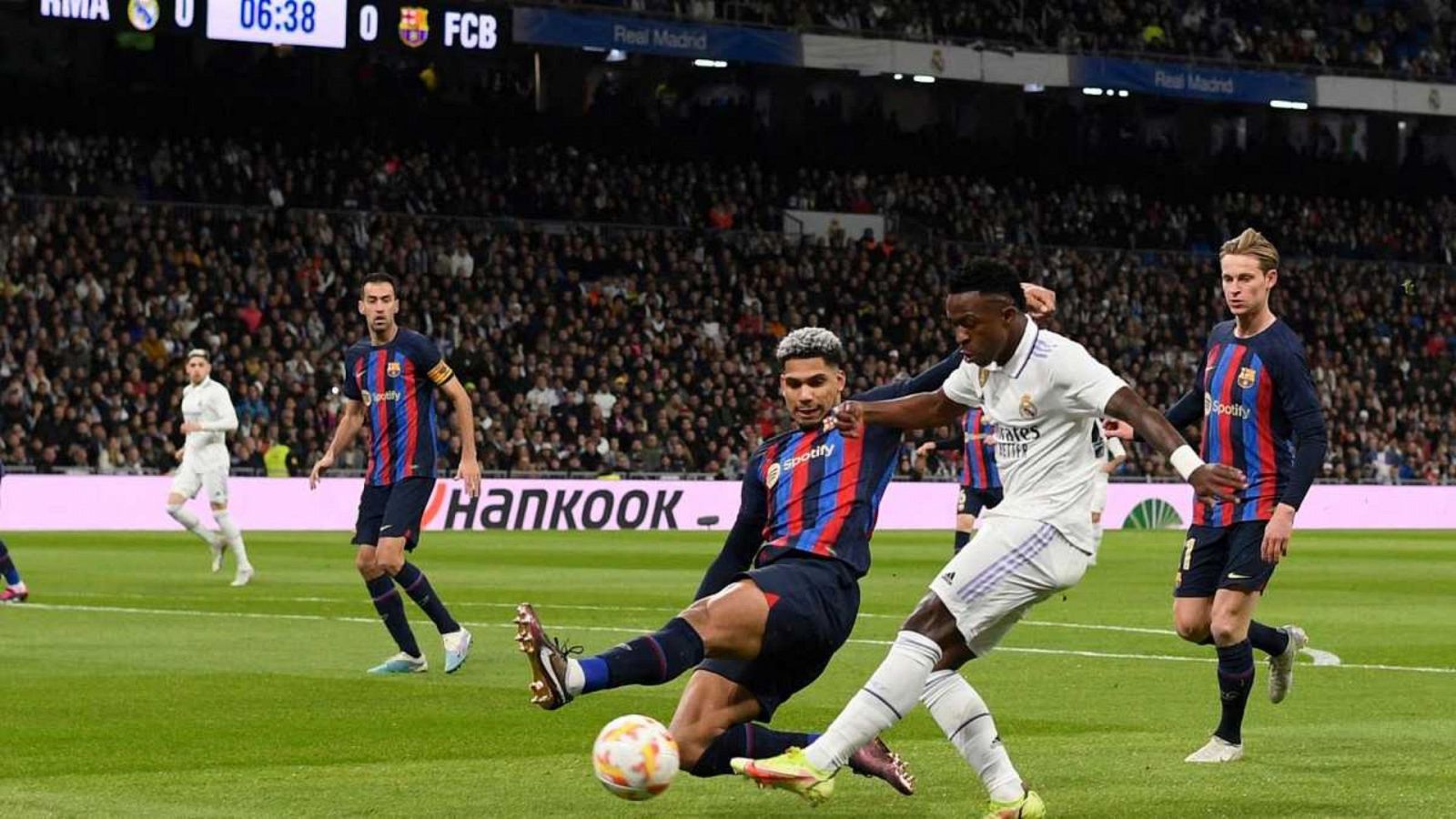 El Clásico | Xavi recupera a Araújo para intentar frenar a Vinicius