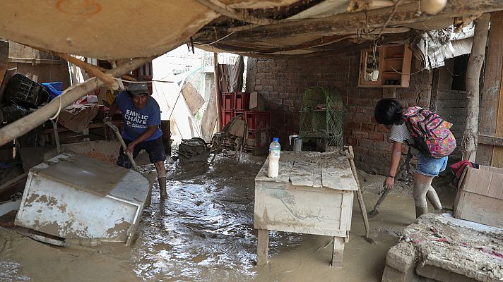 Telediario Fin de Semana - Las fuertes lluvias paralizan temporalmente las protestas en Perú