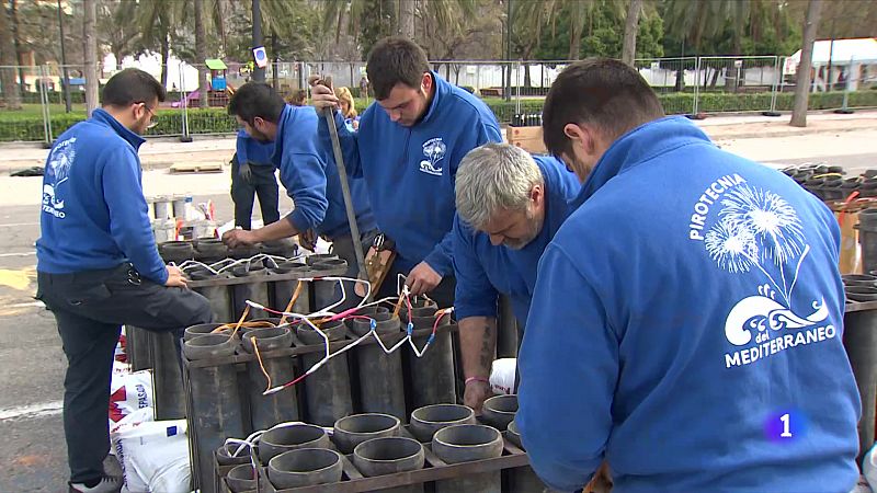 Fallas de Valencia: preparativos para la Nit del Foc -Ver ahora