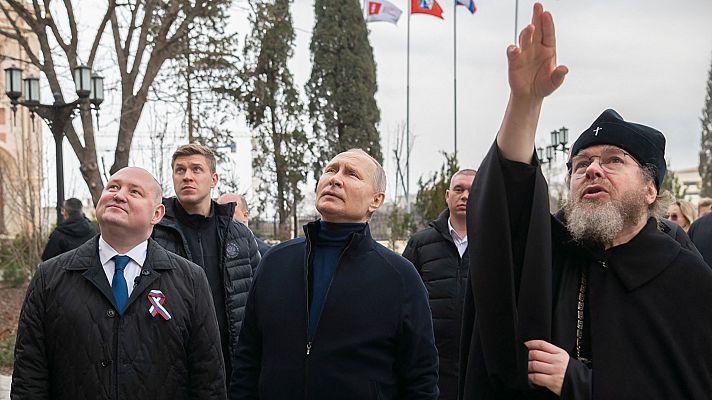 Telediario Fin de Semana - Putin visita por sorpresa Sebastopol, la ciudad más grande de Crimea