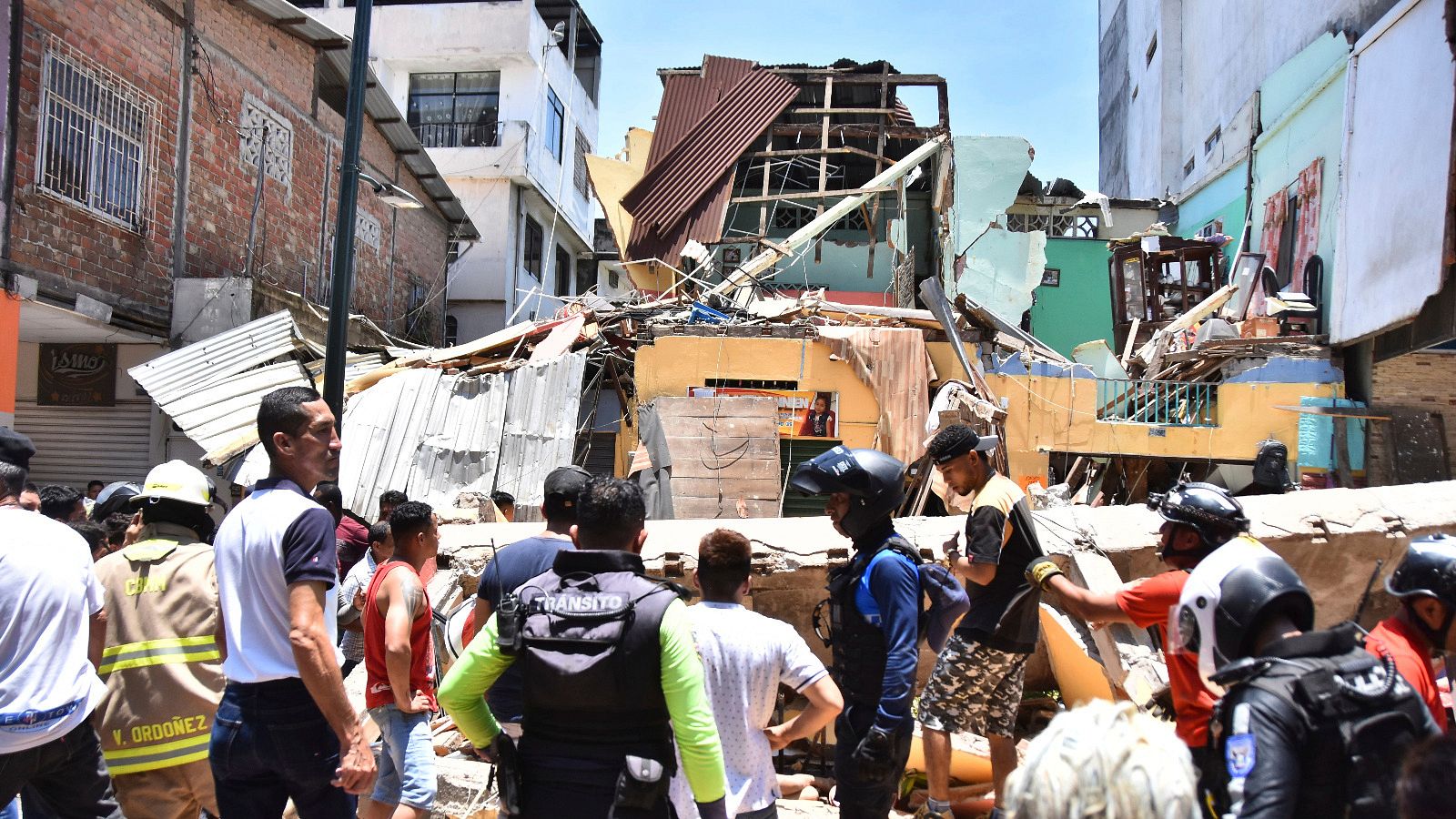 Al menos 14 muertos por un terremoto en Ecuador