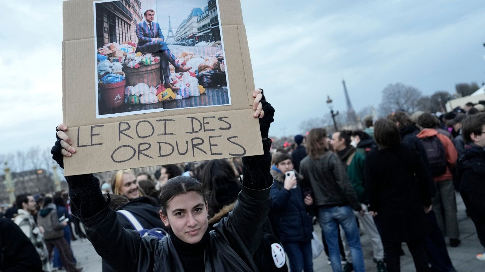 Macron afronta la votación de dos mociones contra su reforma de pensiones