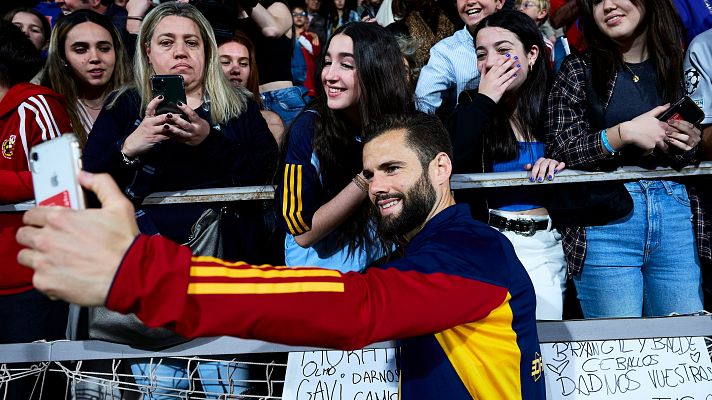 Fútbol - Los aficionados celebran el primer entrenamiento de puertas abiertas de la selección desde 2019