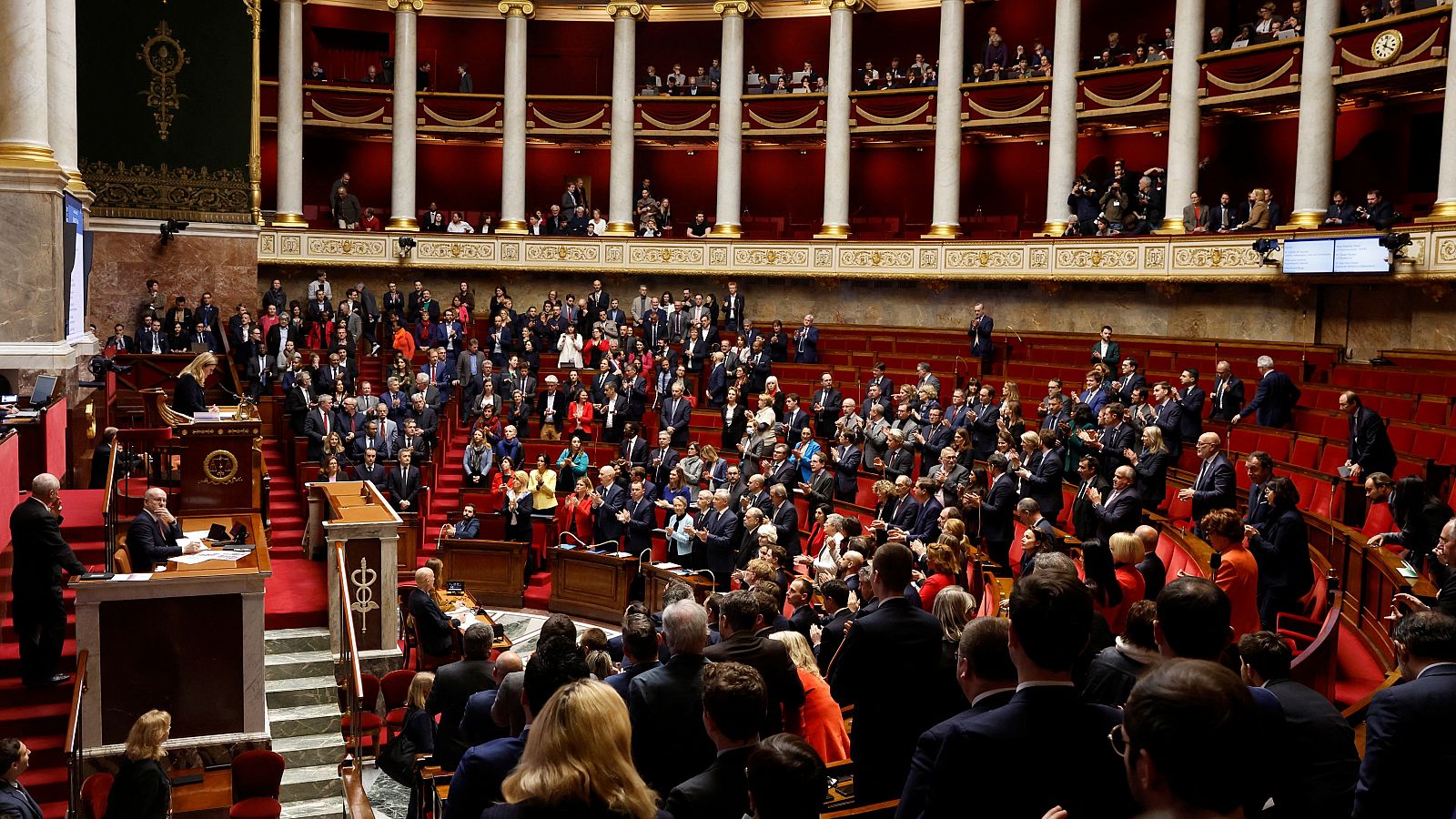 El gobierno francés supera las dos mociones por nueve votos