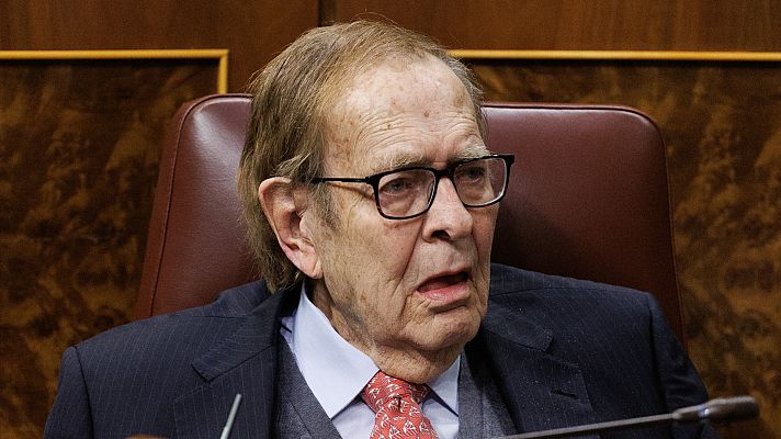 Tamames, a Sánchez: \"Su Gobierno no respeta la división de poderes\"