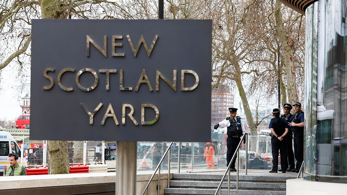 Telediario 1 - Un informe sostiene que la policía de Londres, Scotland Yard, es racista y sexista