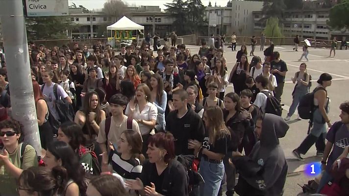 L'Informatiu - Estudiants i docents es manifesten a la UAB contra els casos d'assetjament
