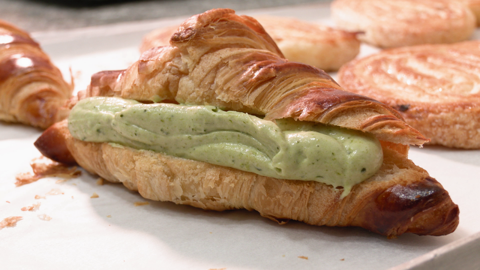 Croissant con kale y chocolate blanco