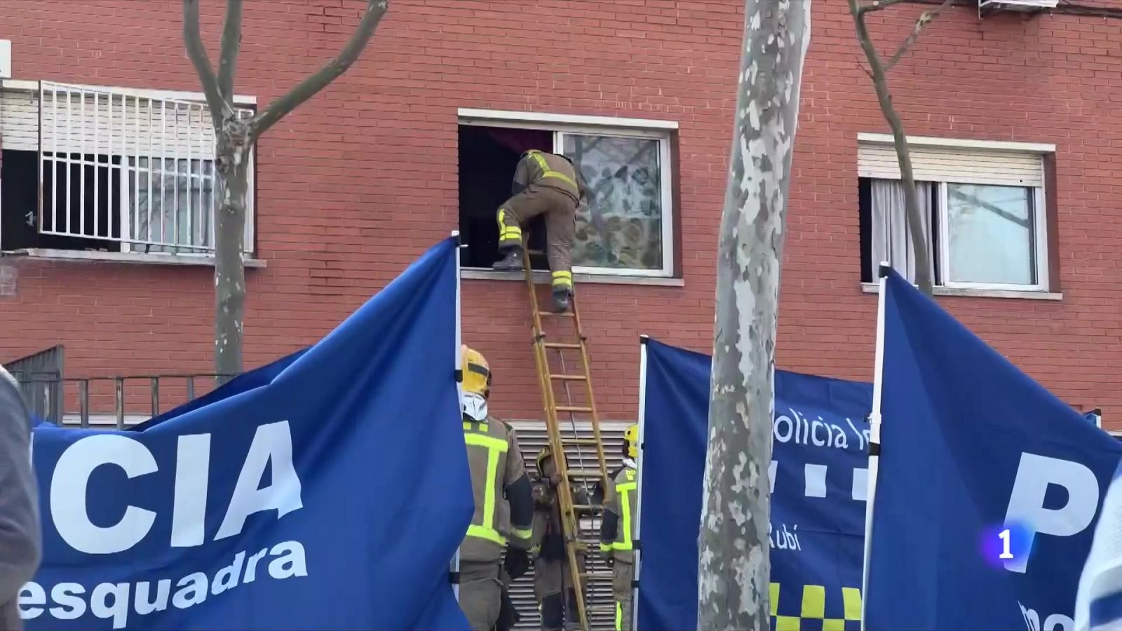 Incendi amb tres morts a Rubí: el foc ha bloquejat la sortida de l'edifici - veure ara