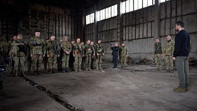 Zelenski visita por sorpresa Bajmut, epicentro de los combates    